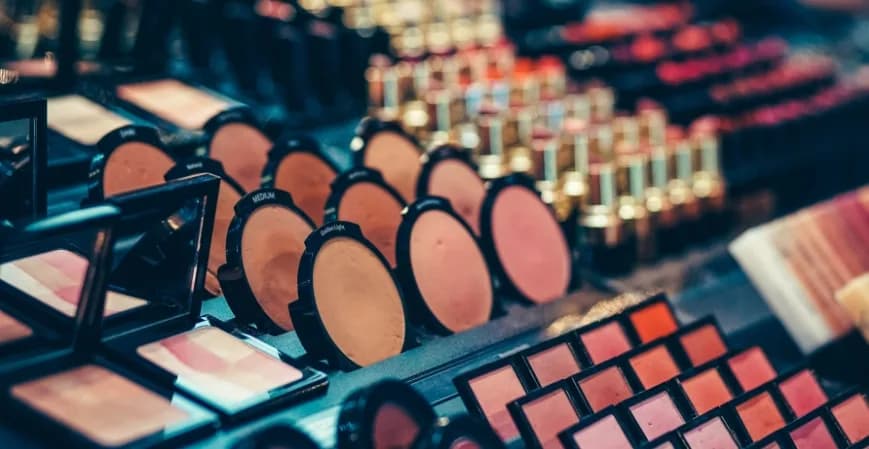 Empresas Cosméticas de Éxito en América Latina y sus Cambiantes Estrategias Promocionales